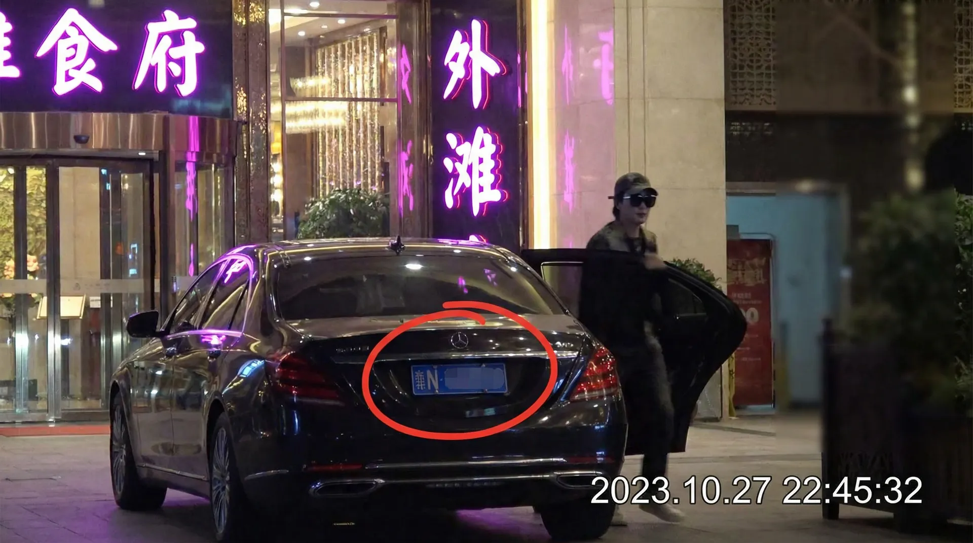 站街女 - 豪车餐厅外偷拍